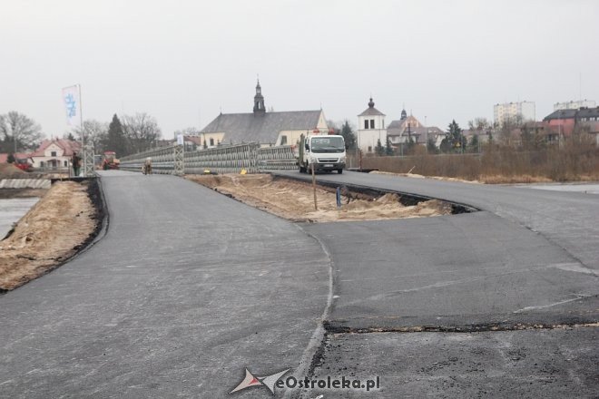 Budowa tymczasowego mostu na ostatniej prostej [ZDJĘCIA] - zdjęcie #32 - eOstroleka.pl