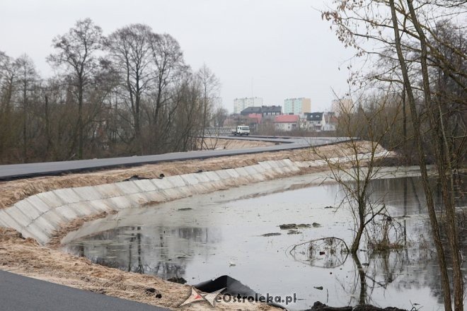 Budowa tymczasowego mostu na ostatniej prostej [ZDJĘCIA] - zdjęcie #44 - eOstroleka.pl