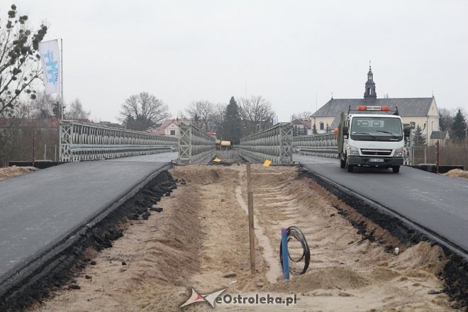 Budowa tymczasowego mostu na ostatniej prostej [ZDJĘCIA] - zdjęcie #53 - eOstroleka.pl