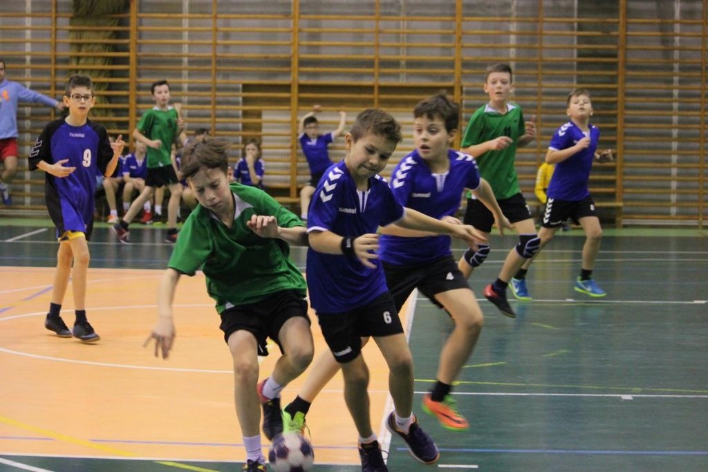 IV turniej Powiatowej Ligi Piłki Ręcznej „Ręka w rękę” [11.12.2017] - zdjęcie #8 - eOstroleka.pl