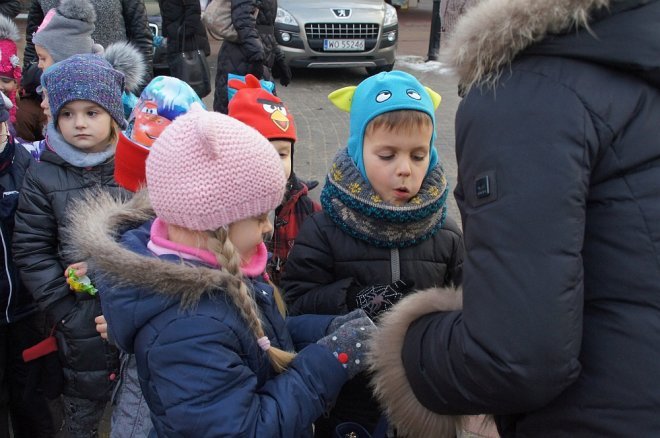 Przedszkolaki stroiły choinki przed Miejską Wigilią [ZDJĘCIA] - zdjęcie #20 - eOstroleka.pl