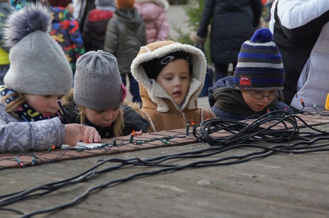 Przedszkolaki stroiły choinki przed Miejską Wigilią [ZDJĘCIA] - zdjęcie #28 - eOstroleka.pl
