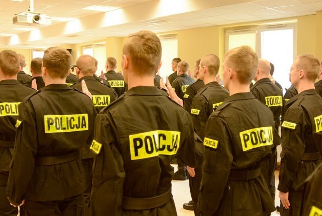 Nowi policjanci uroczyście zaprzysiężeni [10.01.2018] - zdjęcie #4 - eOstroleka.pl