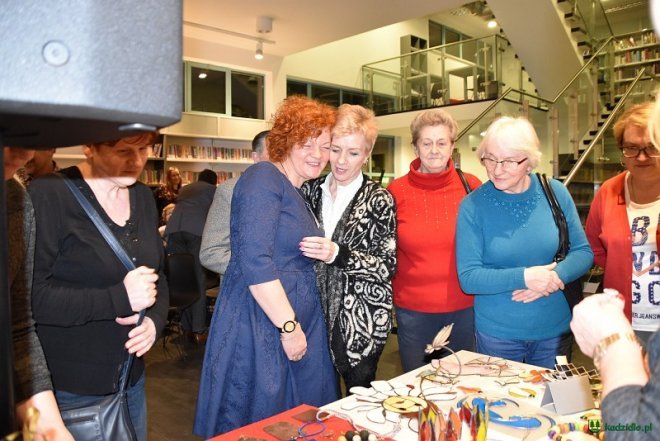 O niebagatelnej biżuterii z artystką Lucyną Gralą w kadzidlańskiej bibliotece [19.01.2018] - zdjęcie #14 - eOstroleka.pl