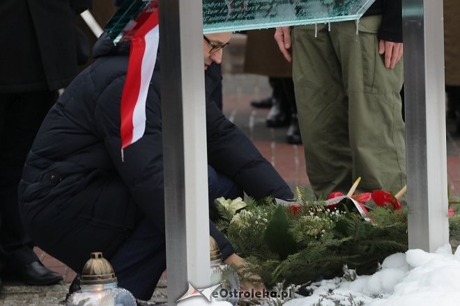 Ostrołęka: Mateusz Morawiecki w miejscu pamięci o ofiarach reżimu komunistycznego [19.01.2018] - zdjęcie #52 - eOstroleka.pl