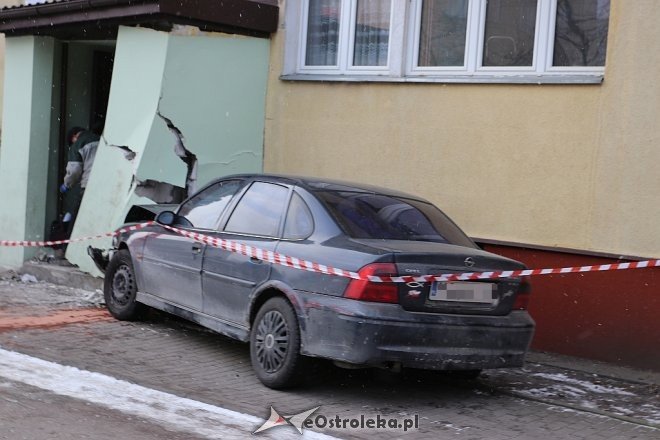 Kolizja przy Celulozowej: auto wjechało w klatkę schodową [27.02.2018] - zdjęcie #2 - eOstroleka.pl