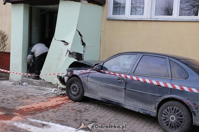 Kolizja przy Celulozowej: auto wjechało w klatkę schodową [27.02.2018] - zdjęcie #3 - eOstroleka.pl