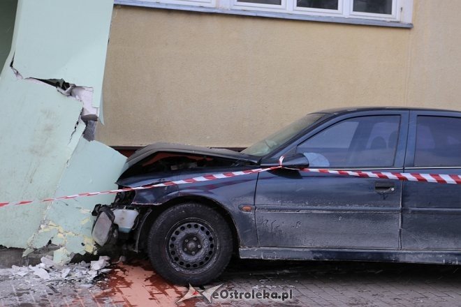 Kolizja przy Celulozowej: auto wjechało w klatkę schodową [27.02.2018] - zdjęcie #4 - eOstroleka.pl