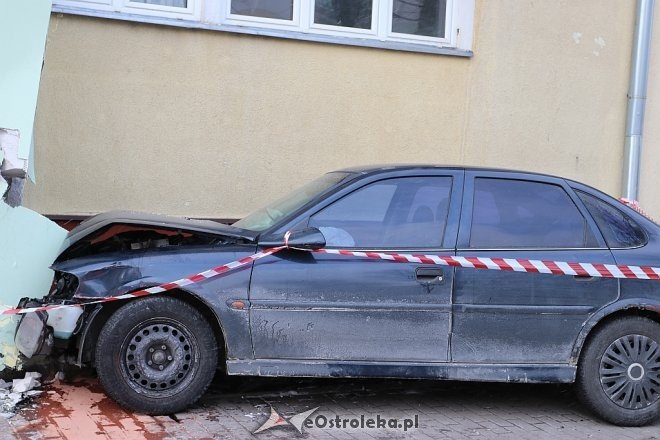 Kolizja przy Celulozowej: auto wjechało w klatkę schodową [27.02.2018] - zdjęcie #6 - eOstroleka.pl