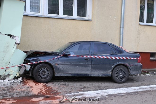 Kolizja przy Celulozowej: auto wjechało w klatkę schodową [27.02.2018] - zdjęcie #9 - eOstroleka.pl