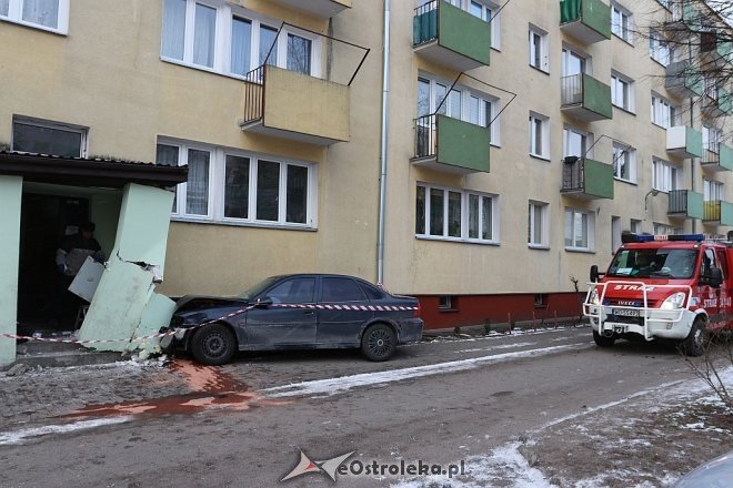 Kolizja przy Celulozowej: auto wjechało w klatkę schodową [27.02.2018] - zdjęcie #10 - eOstroleka.pl