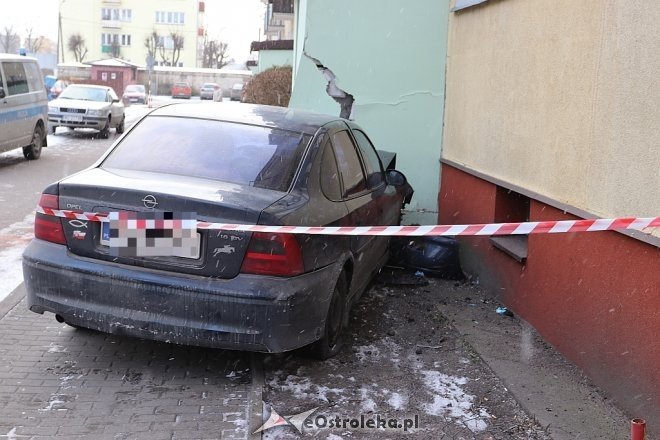 Kolizja przy Celulozowej: auto wjechało w klatkę schodową [27.02.2018] - zdjęcie #11 - eOstroleka.pl