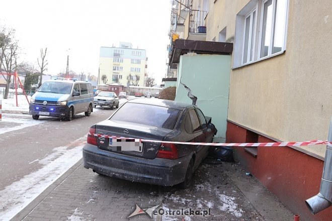 Kolizja przy Celulozowej: auto wjechało w klatkę schodową [27.02.2018] - zdjęcie #12 - eOstroleka.pl
