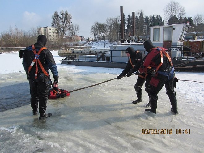 Strażacy ochotnicy z Ostrołęki doskonalili się z ratownictwa lodowego [03.03.2018] - zdjęcie #21 - eOstroleka.pl