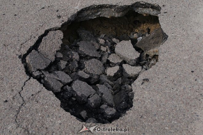 Interwencja Czytelnika: Gigantyczna dziura w nawierzchni parkingu przy Madalińskiego [06.03.2018] - zdjęcie #2 - eOstroleka.pl