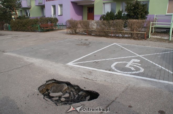 Interwencja Czytelnika: Gigantyczna dziura w nawierzchni parkingu przy Madalińskiego [06.03.2018] - zdjęcie #4 - eOstroleka.pl