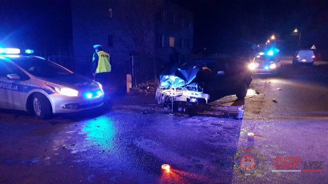 Wypadek w Łysych. Kierująca bmw i pięcioletnie dziecko trafiły do szpitala [12.03.2018] - zdjęcie #1 - eOstroleka.pl