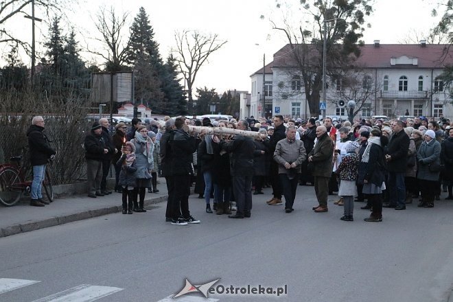 Droga krzyżowa ulicami miasta - parafia Nawiedzenia NMP [27.03.2018] - zdjęcie #1 - eOstroleka.pl