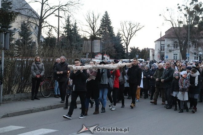Droga krzyżowa ulicami miasta - parafia Nawiedzenia NMP [27.03.2018] - zdjęcie #3 - eOstroleka.pl