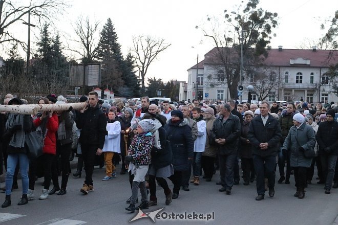 Droga krzyżowa ulicami miasta - parafia Nawiedzenia NMP [27.03.2018] - zdjęcie #6 - eOstroleka.pl