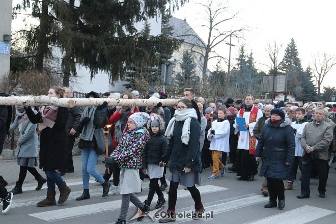 Droga krzyżowa ulicami miasta - parafia Nawiedzenia NMP [27.03.2018] - zdjęcie #10 - eOstroleka.pl