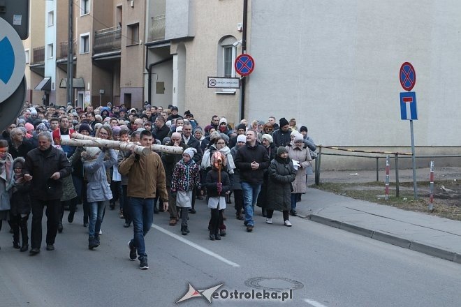 Droga krzyżowa ulicami miasta - parafia Nawiedzenia NMP [27.03.2018] - zdjęcie #22 - eOstroleka.pl