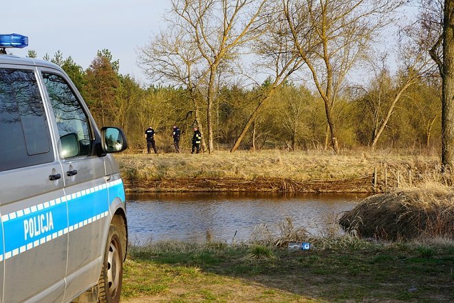 W Narwi znaleziono zwłoki mężczyzny [10.04.2018] - zdjęcie #18 - eOstroleka.pl