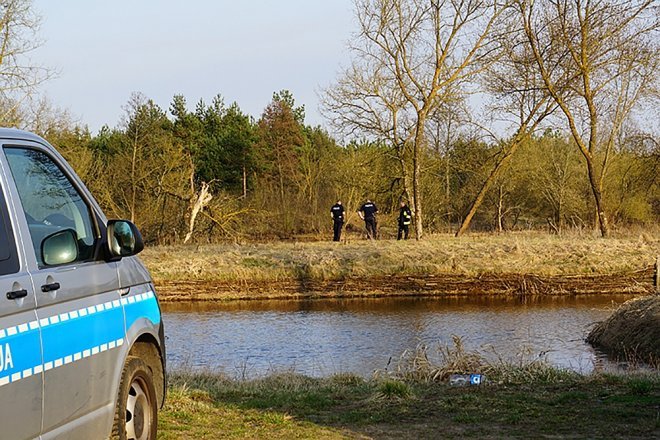 W Narwi znaleziono zwłoki mężczyzny [10.04.2018] - zdjęcie #20 - eOstroleka.pl