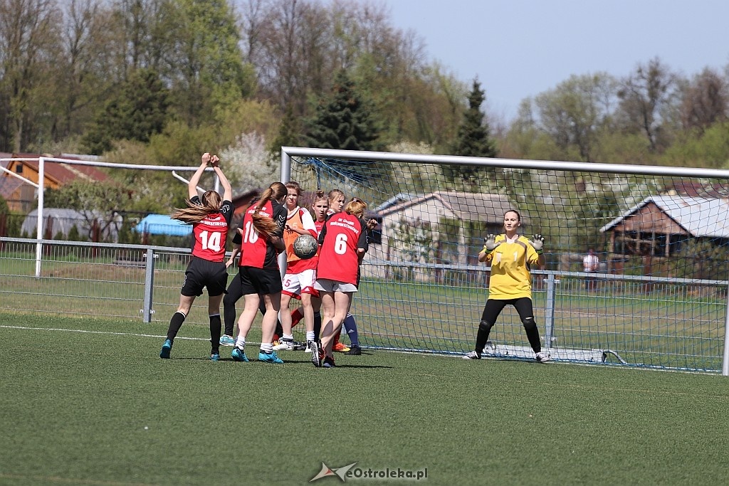 Mistrzostwa Ostrołęki szkół średnich w piłce nożnej kobiet [23.04.2018] - zdjęcie #7 - eOstroleka.pl