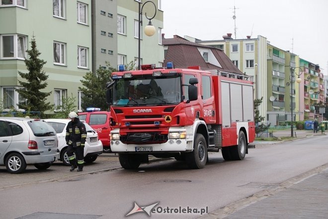 Strażacka interwencja w bloku przy ulicy Madalińskiego [25.04.2018] - zdjęcie #4 - eOstroleka.pl