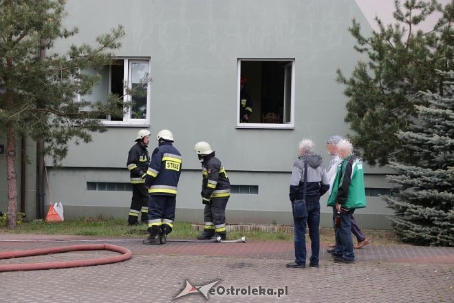 Strażacka interwencja w bloku przy ulicy Madalińskiego [25.04.2018] - zdjęcie #6 - eOstroleka.pl