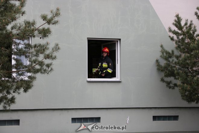 Strażacka interwencja w bloku przy ulicy Madalińskiego [25.04.2018] - zdjęcie #10 - eOstroleka.pl