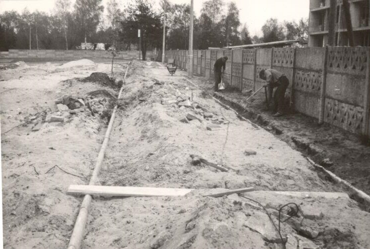 Budowa ostrołęckiego stadionu [30.04.1973] - zdjęcie #10 - eOstroleka.pl