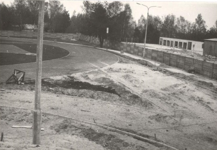 Budowa ostrołęckiego stadionu [30.04.1973] - zdjęcie #13 - eOstroleka.pl