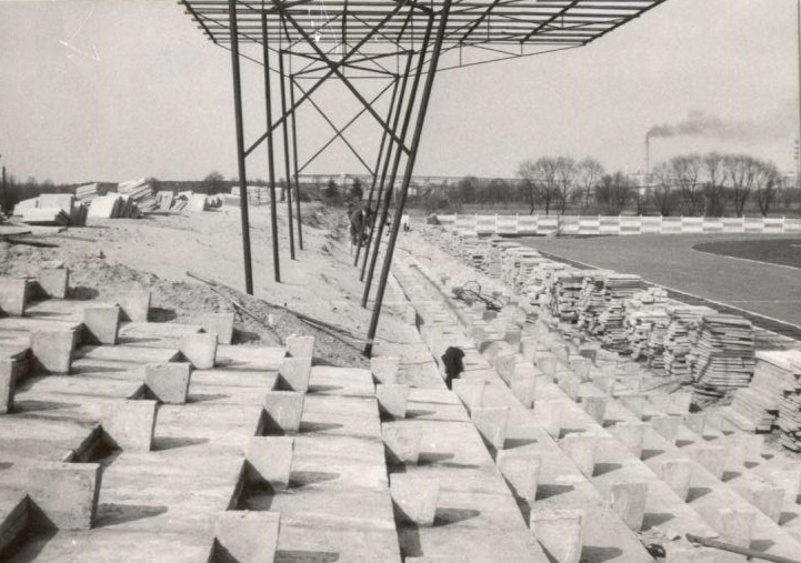 Budowa ostrołęckiego stadionu [30.04.1973] - zdjęcie #4 - eOstroleka.pl