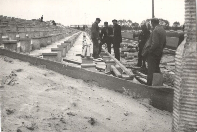 Budowa ostrołęckiego stadionu [30.04.1973] - zdjęcie #5 - eOstroleka.pl