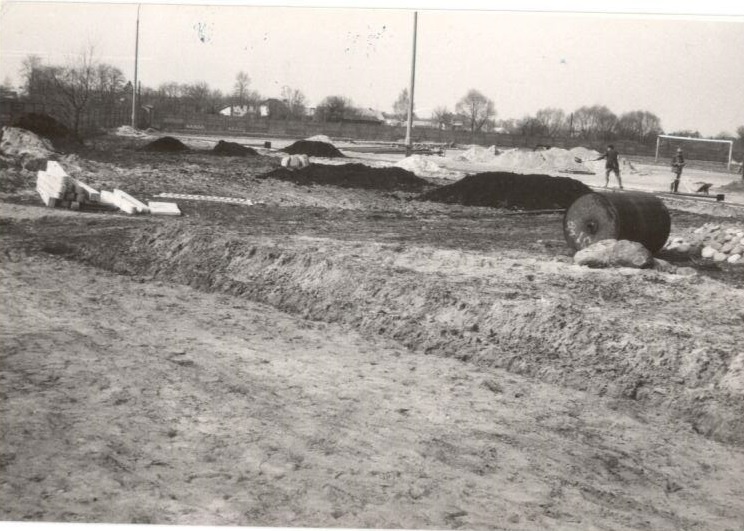Budowa ostrołęckiego stadionu [30.04.1973] - zdjęcie #6 - eOstroleka.pl