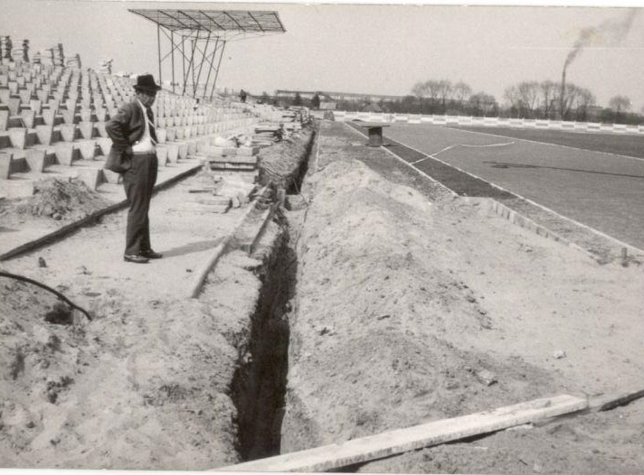 Budowa ostrołęckiego stadionu [30.04.1973] - zdjęcie #7 - eOstroleka.pl