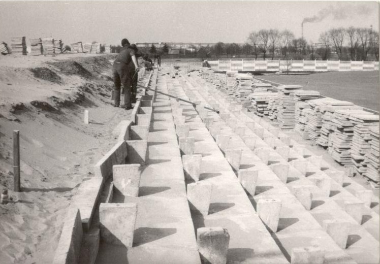 Budowa ostrołęckiego stadionu [30.04.1973] - zdjęcie #8 - eOstroleka.pl