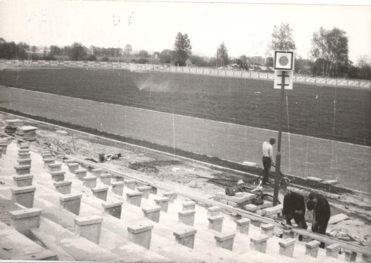 Budowa ostrołęckiego stadionu [30.04.1973] - zdjęcie #9 - eOstroleka.pl