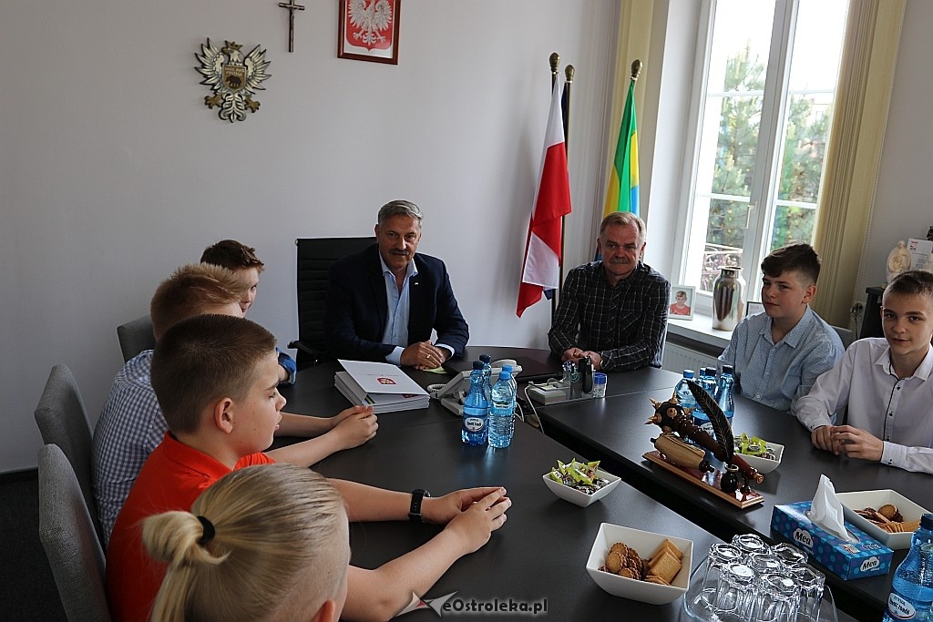 Siatkarze SP 5 z wizytą u samorządowców [17.05.2018] - zdjęcie #1 - eOstroleka.pl