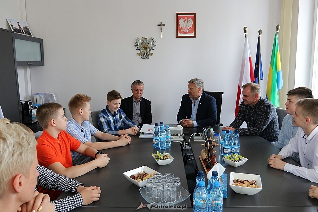Siatkarze SP 5 z wizytą u samorządowców [17.05.2018] - zdjęcie #14 - eOstroleka.pl