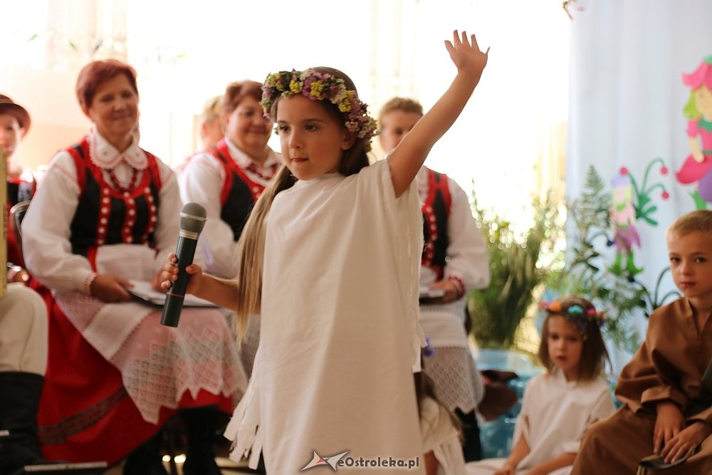 Przedszkolaki z Krainy Misiów o tradycjach Nocy Świętojańskiej na Kurpiach [14.06.2018] - zdjęcie #14 - eOstroleka.pl