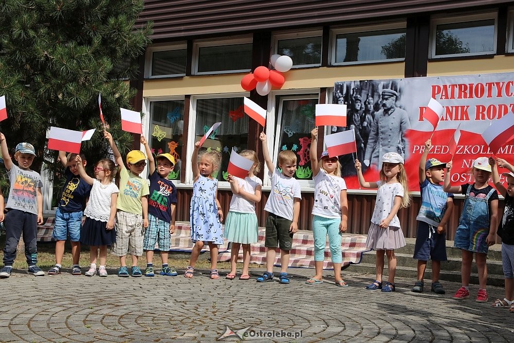 Rodzinny piknik patriotyczny w Przedszkolu Miejskim nr 10 [15.06.2018] - zdjęcie #38 - eOstroleka.pl