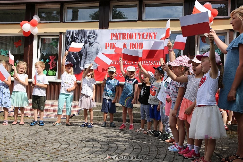 Rodzinny piknik patriotyczny w Przedszkolu Miejskim nr 10 [15.06.2018] - zdjęcie #42 - eOstroleka.pl