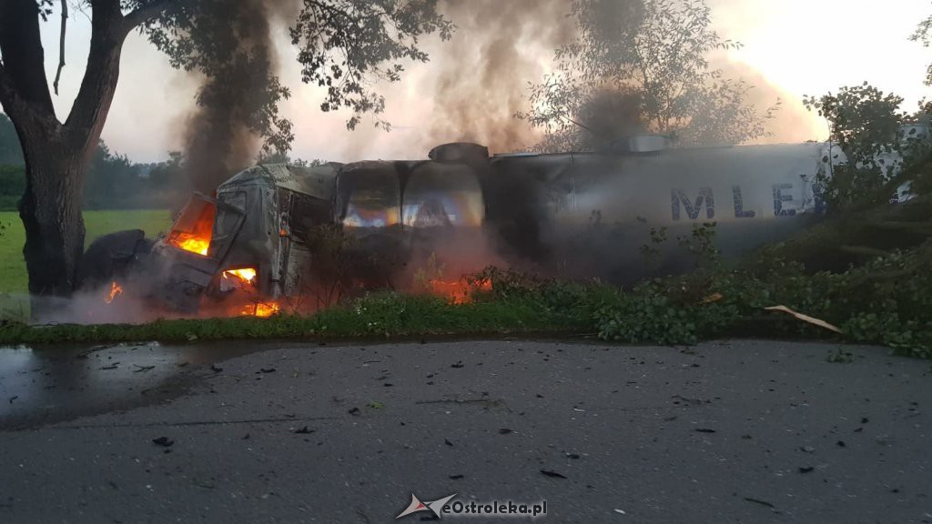 Lipniki: Wypadek ciężarówki. Po uderzeniu w drzewo auto zaczęło płonąć [25.07.2018] - zdjęcie #1 - eOstroleka.pl