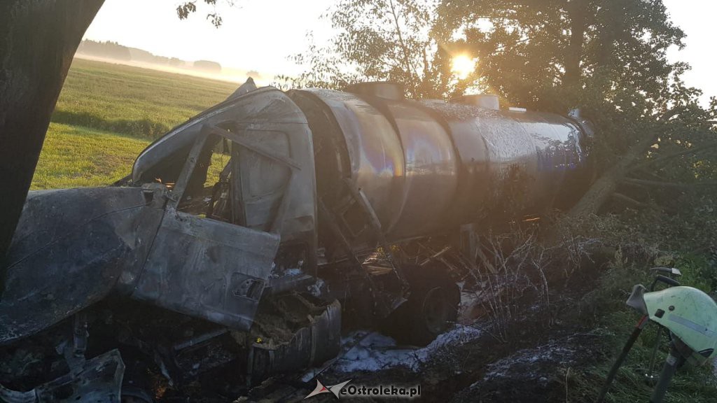 Lipniki: Wypadek ciężarówki. Po uderzeniu w drzewo auto zaczęło płonąć [25.07.2018] - zdjęcie #2 - eOstroleka.pl