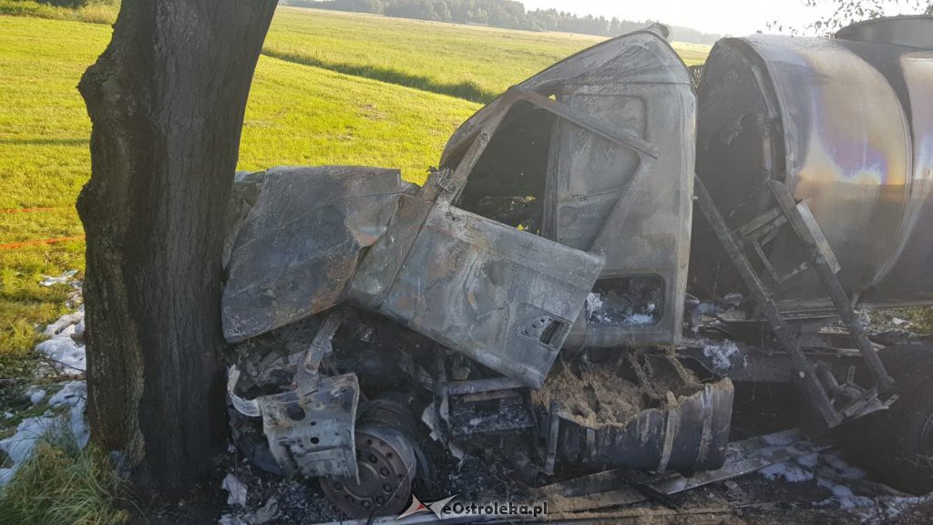 Lipniki: Wypadek ciężarówki. Po uderzeniu w drzewo auto zaczęło płonąć [25.07.2018] - zdjęcie #4 - eOstroleka.pl