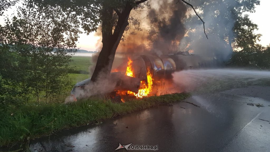 Lipniki: Wypadek ciężarówki. Po uderzeniu w drzewo auto zaczęło płonąć [25.07.2018] - zdjęcie #5 - eOstroleka.pl