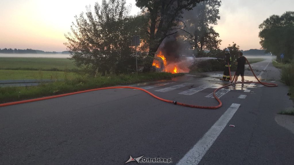 Lipniki: Wypadek ciężarówki. Po uderzeniu w drzewo auto zaczęło płonąć [25.07.2018] - zdjęcie #6 - eOstroleka.pl